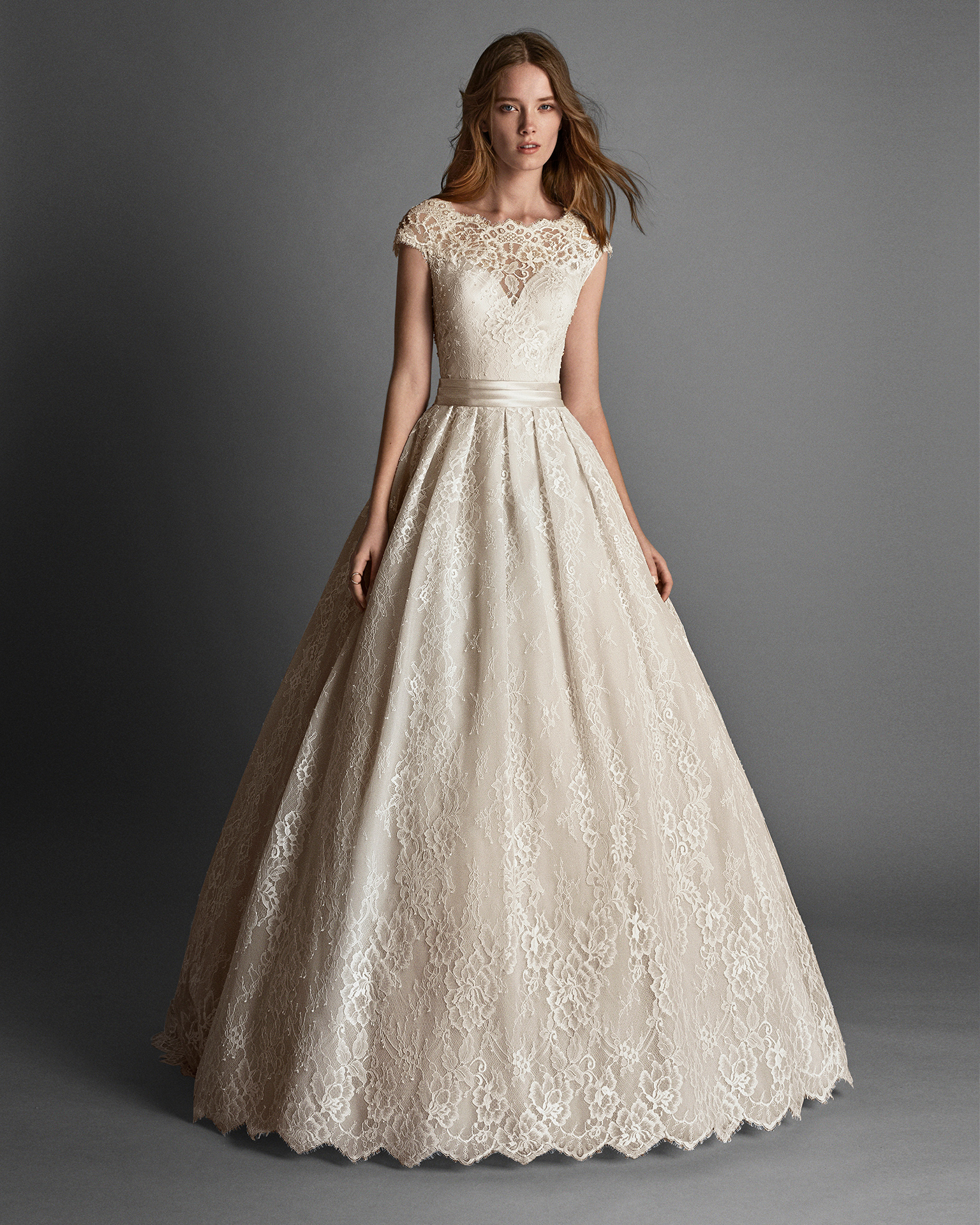 Princess-style beaded lace wedding dress with short sleeves and low back, in rose.