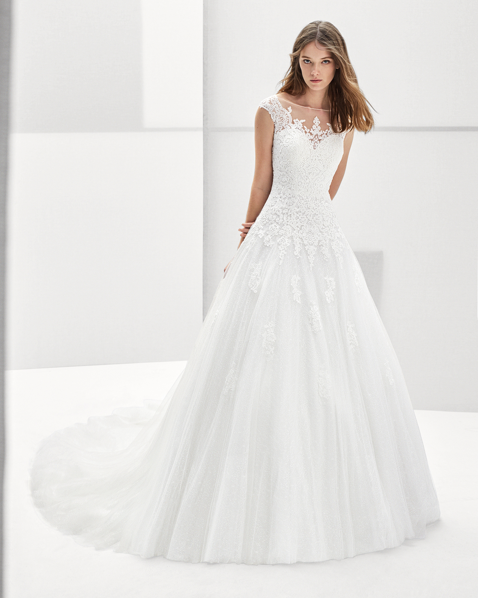 Princess-style lace and tulle wedding dress with low back, in natural.
