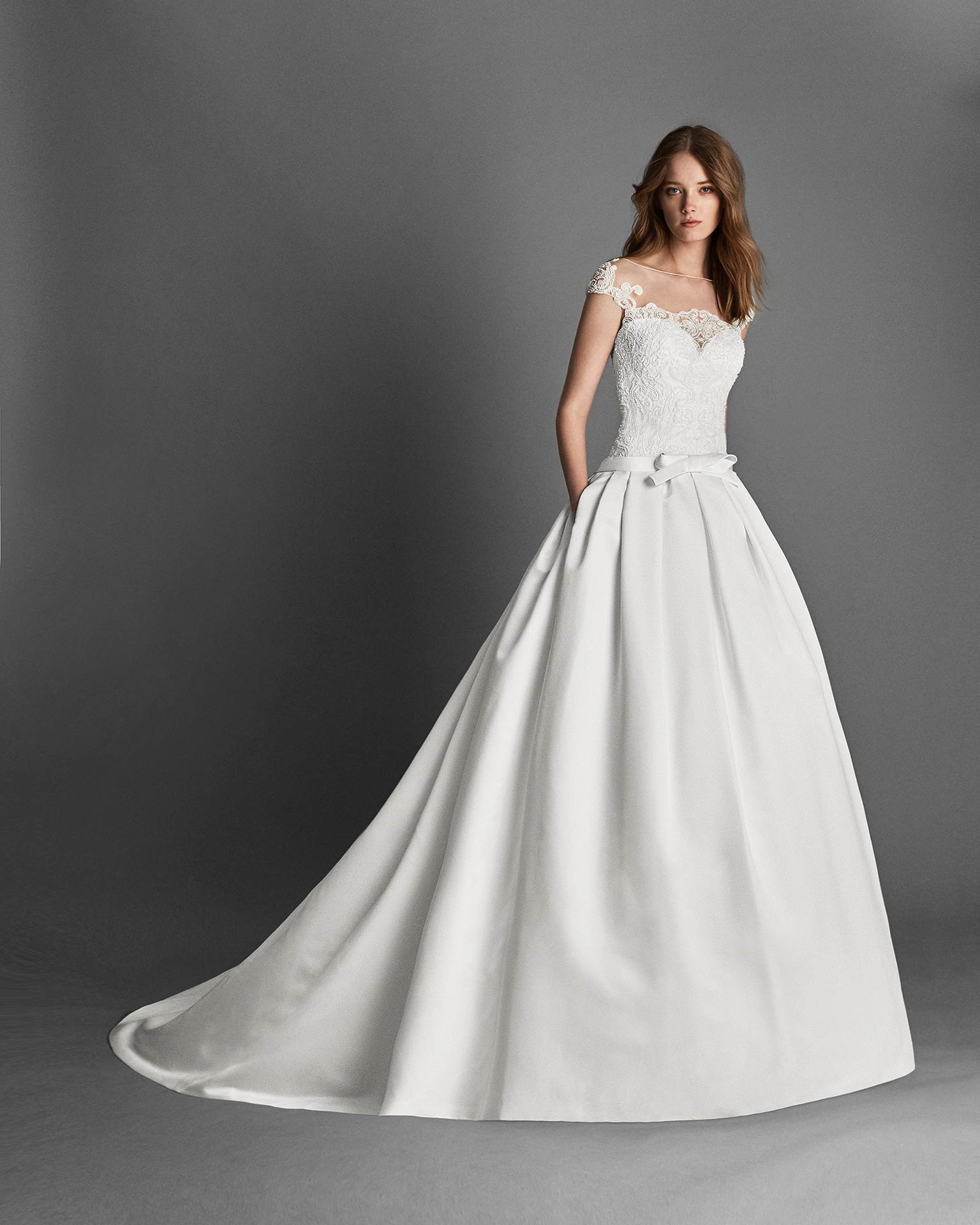 Classic-style beaded lace and Ottoman wedding dress with short sleeves and pockets, in natural.