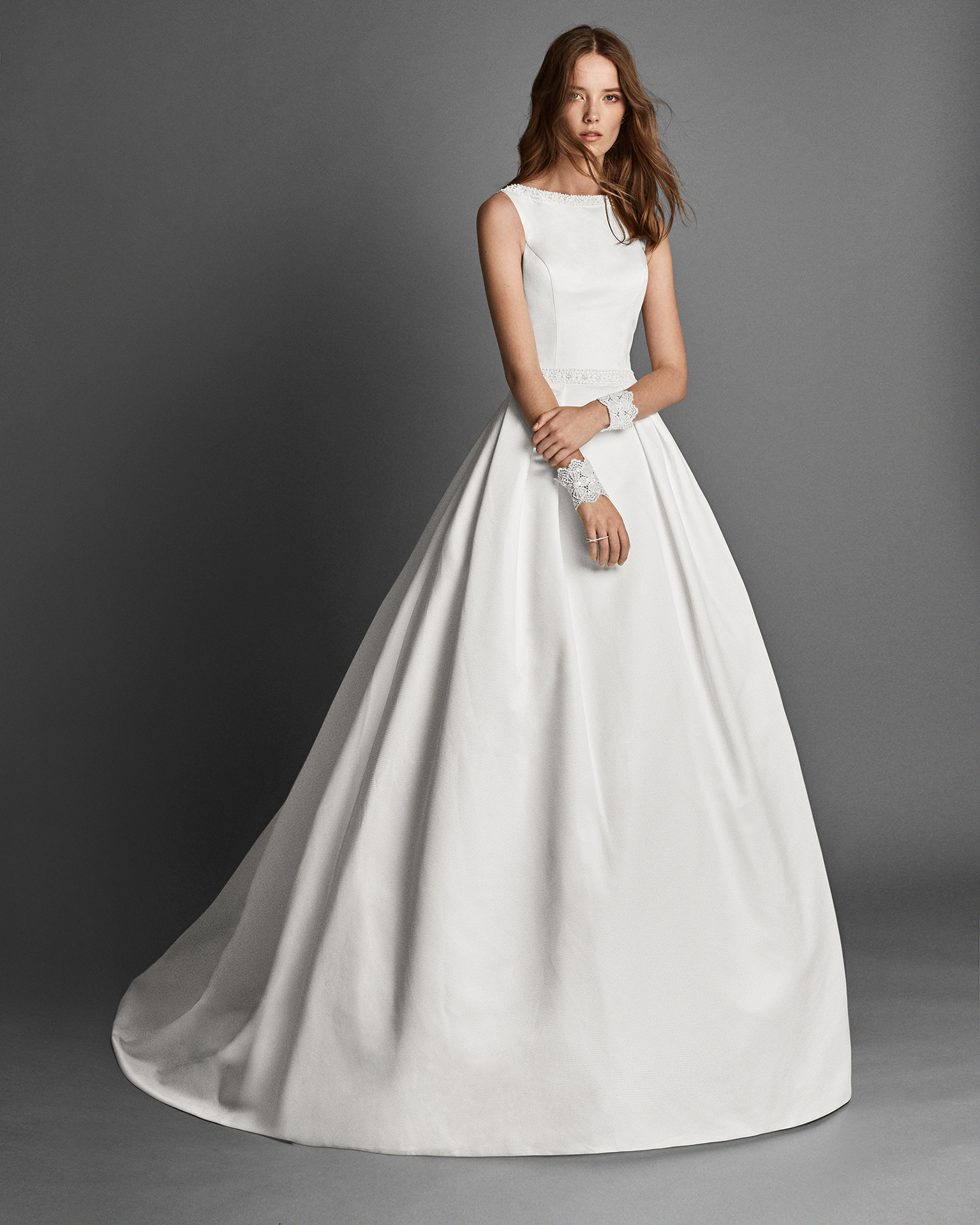 Classic-style beaded Ottoman wedding dress with low back, in natural.