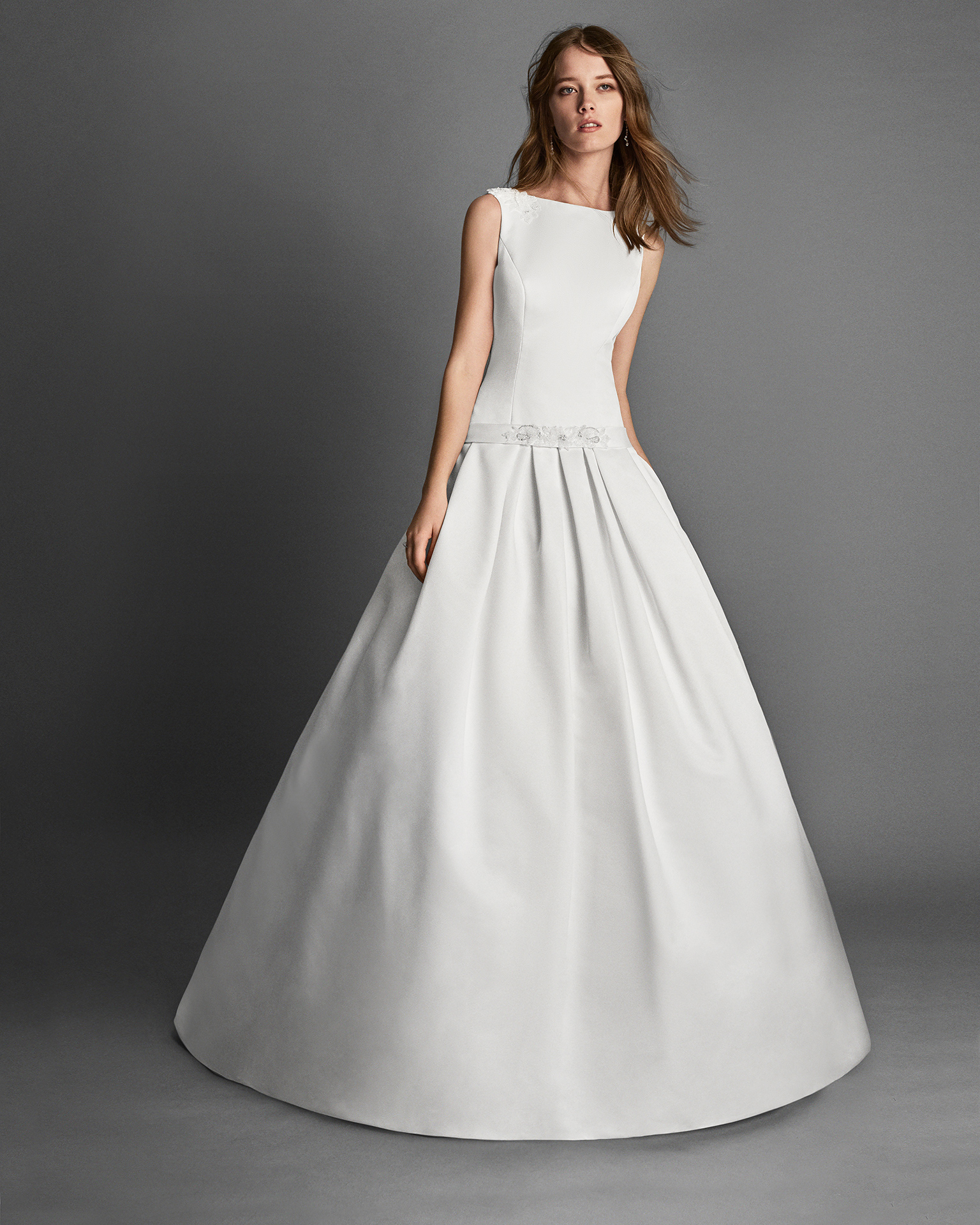 Classic-style beaded Ottoman wedding dress with low back, in natural.