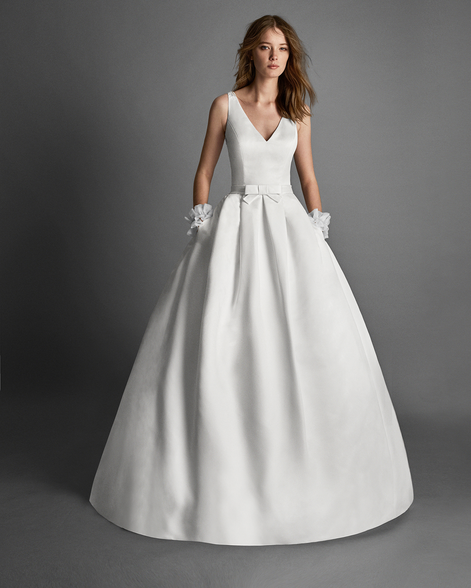 Classic-style Ottoman wedding dress with pockets and beaded embroidery back, in natural.
