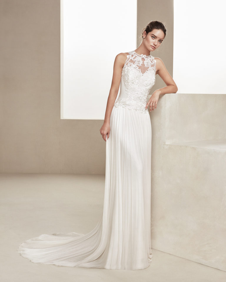 Boho-style silk muslin wedding dress. With halter neckline and lace back. Available in natural. 2019 ALMA_NOVIA Collection.