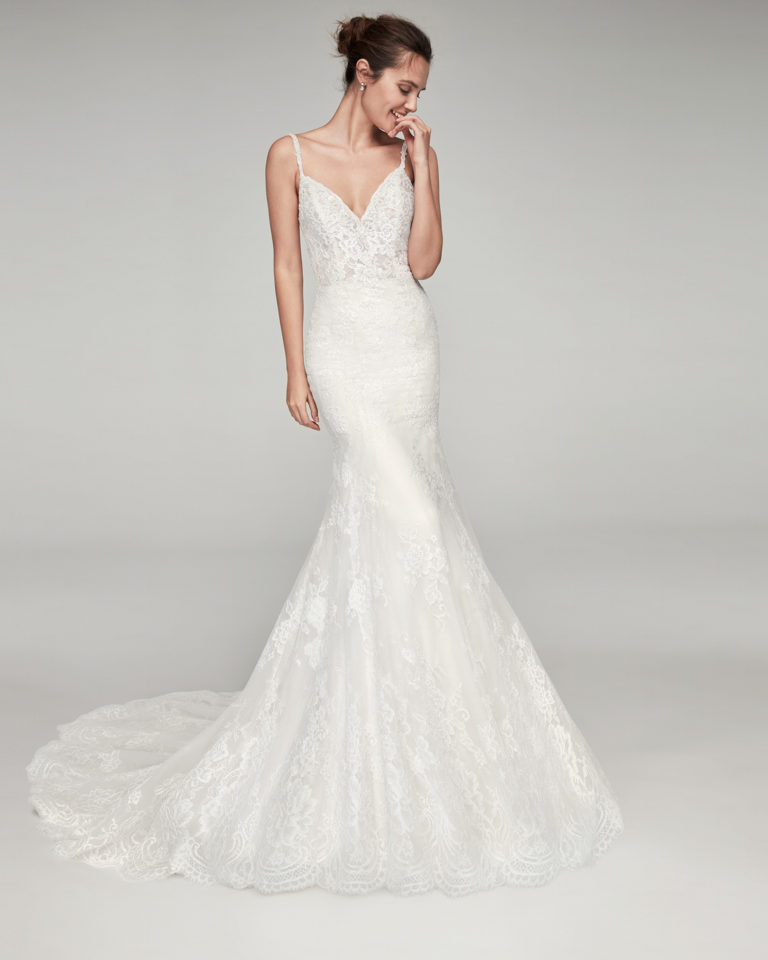 Mermaid-style beaded lace wedding dress. With sweetheart neckline, straps and low back. Available in natural/nude and natural. 2019 ALMA_NOVIA Collection.