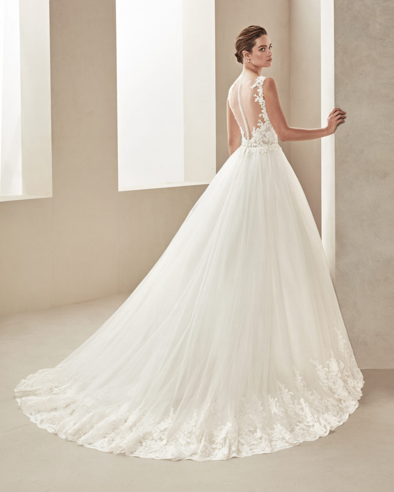 Romantic tulle and beaded lace wedding dress. With V-neckline and teardrop back. Available in natural. 2019 ALMA_NOVIA Collection.