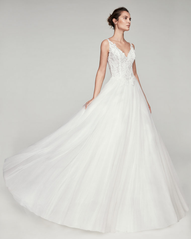 Romantic tulle and lace wedding dress. With V-neckline and low back. Skirt volume A. Available in natural. 2019 ALMA_NOVIA Collection.