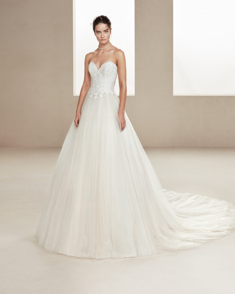 Romantic wedding dress in tulle and beaded lace. With strapless neckline. Available in natural/rose and natural. 2019 ALMA_NOVIA Collection.