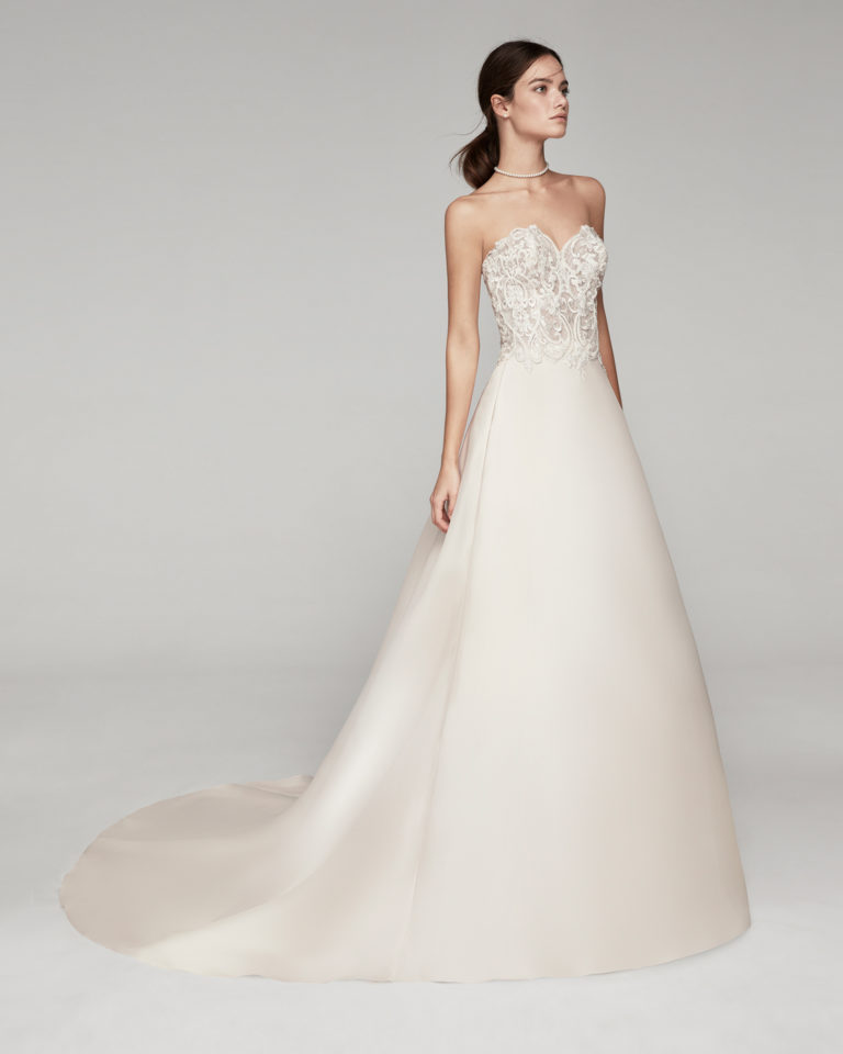 Classic wedding dress in gazar and beaded lace. With sweetheart neckline. Available in rose and natural. 2019 ALMA_NOVIA Collection.
