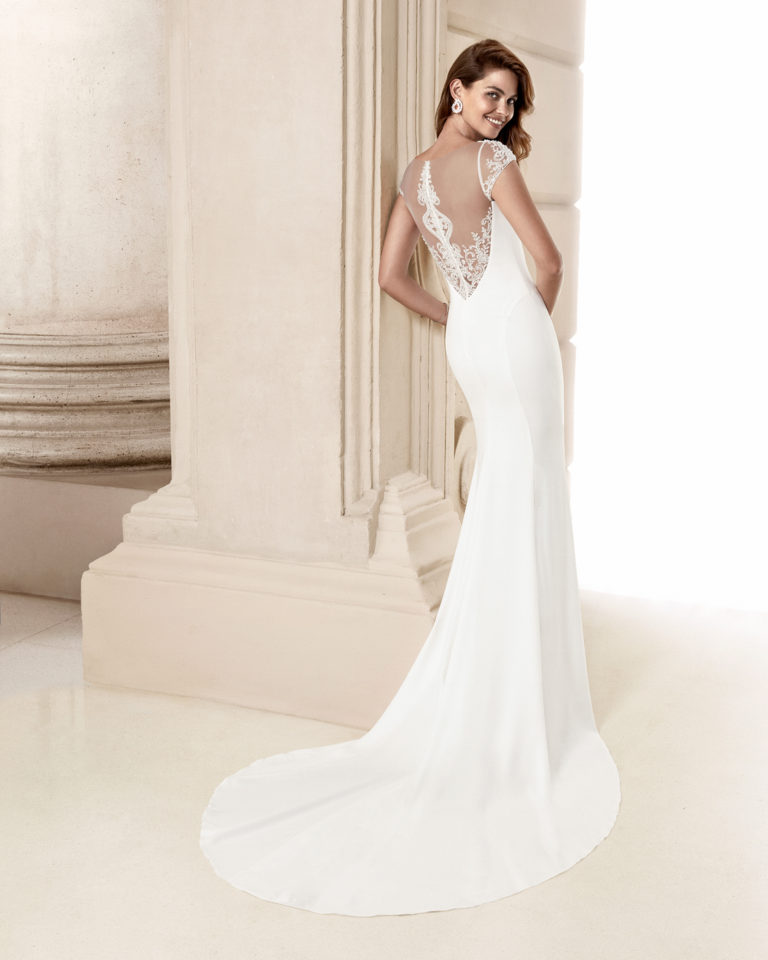 Sheath-style wedding dress in crepe. With jewelled back. Available in natural. 2019 ALMA_NOVIA Collection.
