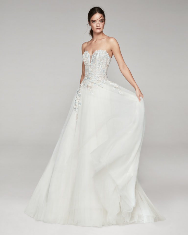 Romantic tulle and lace wedding dress. With strapless neckline. Available in natural/blue and natural. 2019 ALMANOVIA Collection.