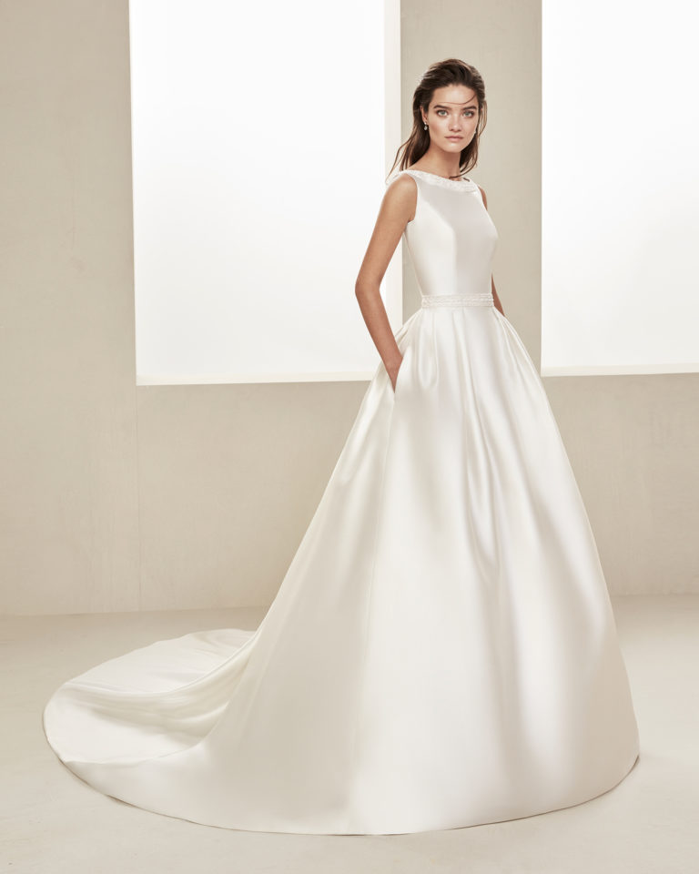 Classic tammy wedding dress. With low V-back and beading at the waist. Available in natural. 2019 ALMA_NOVIA Collection.