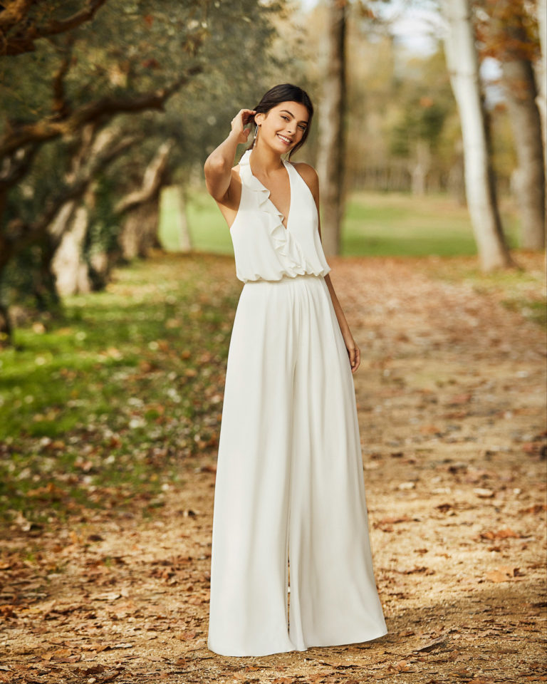 Vestido pantalón de novia de georgette, con escote en V ablusonado y espalda escotada. Colección ALMA_NOVIA 2020.