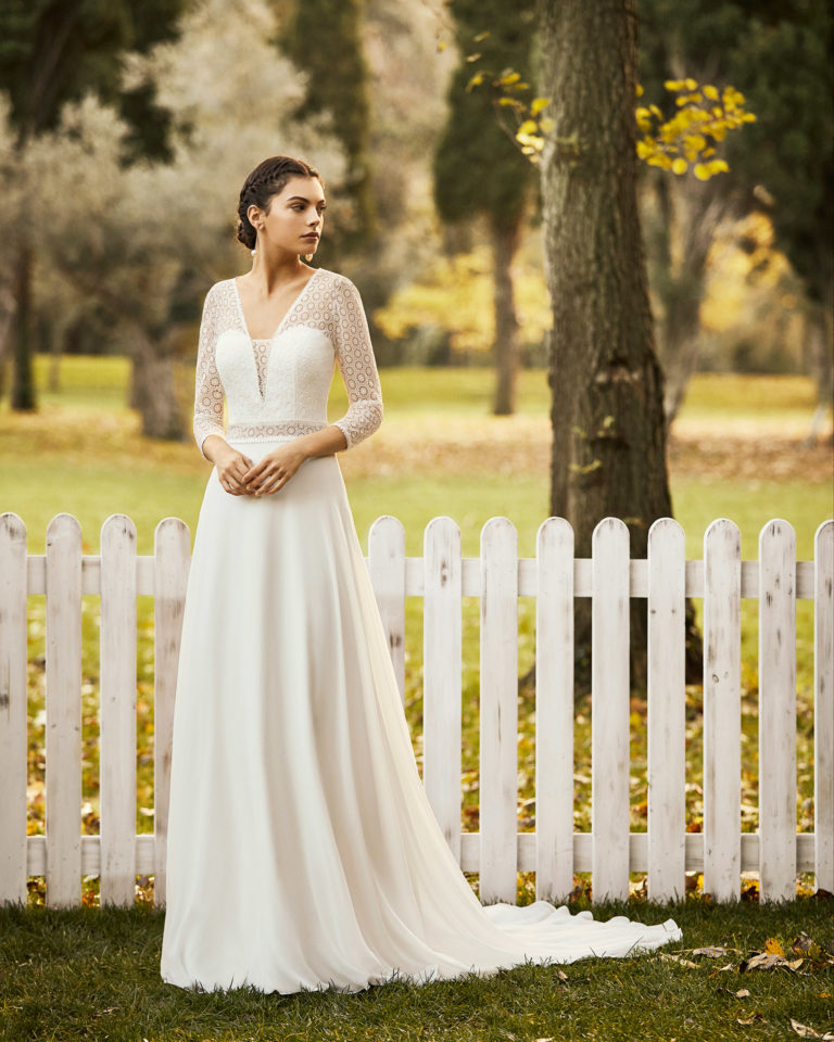 Vestido de novia estilo boho de gasa y encaje, con escote deep-plunge y manga 3/4. Colección ALMA_NOVIA 2020.