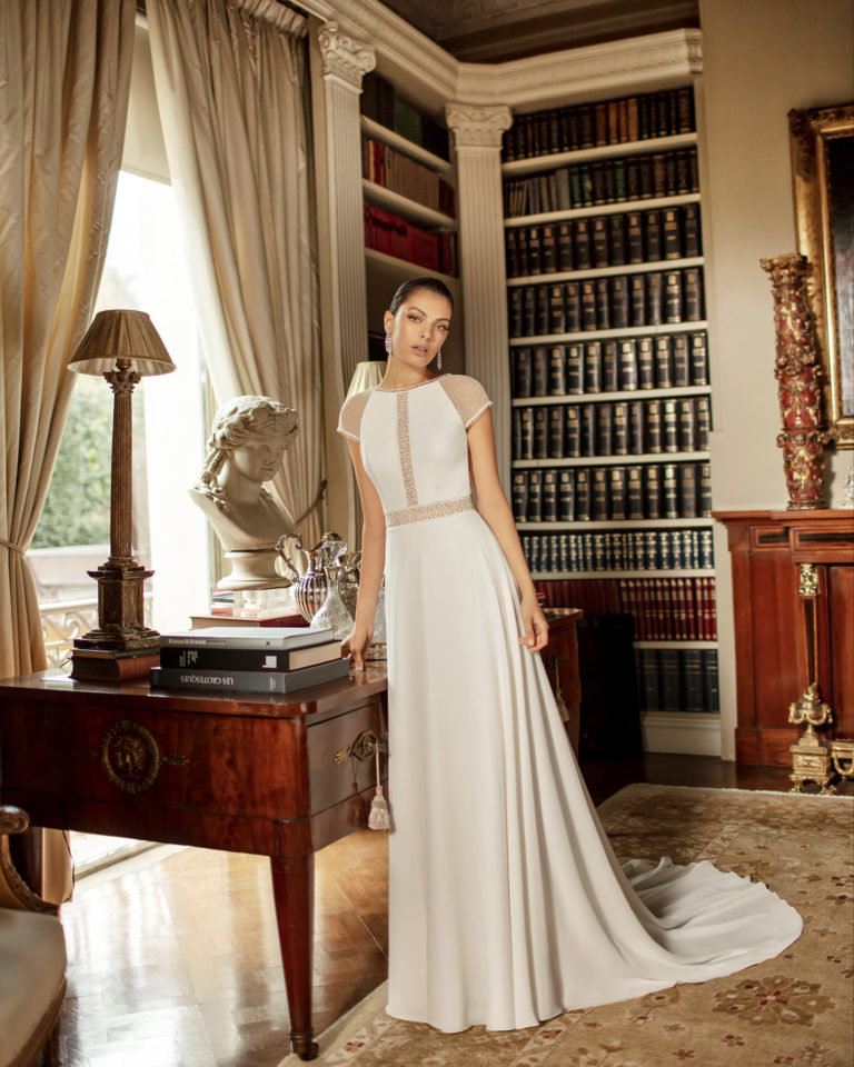 Vestido de novia estilo boho de gasa y encaje, con espalda escotada y manga corta de tul plumeti. Colección ALMA_NOVIA 2020.