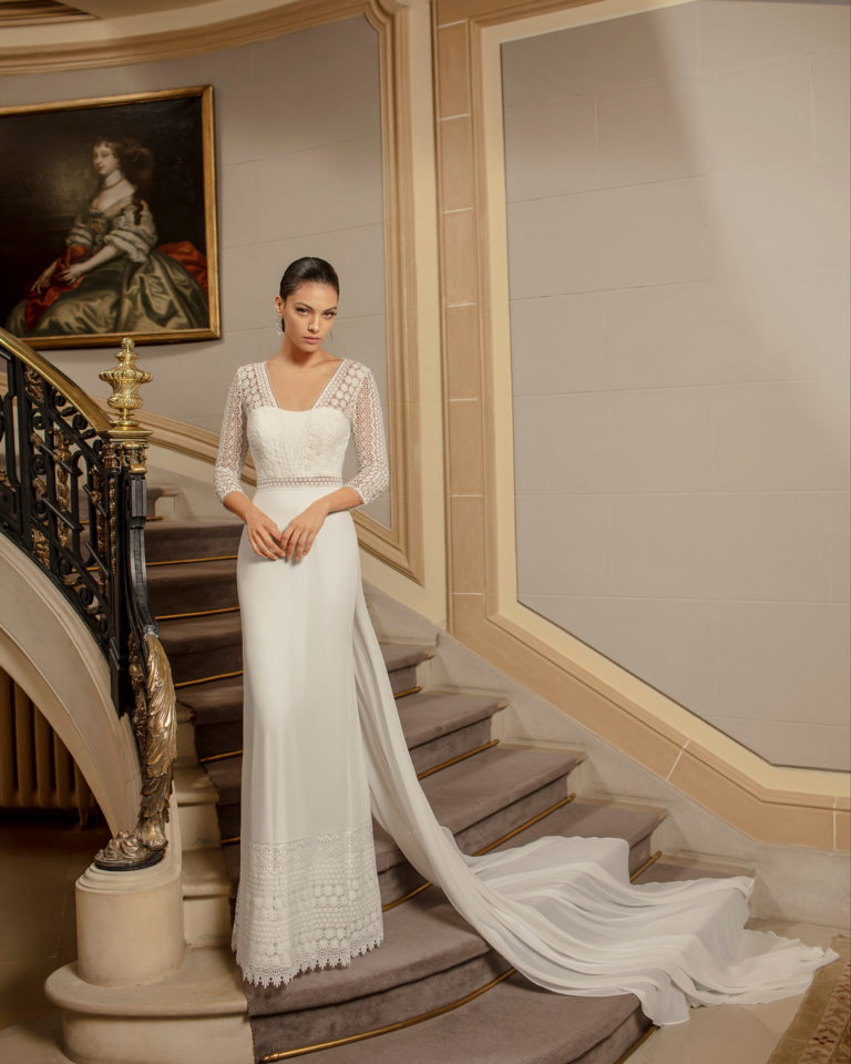 Vestido y cola de novia estilo boho de gasa y encaje, con espalda ilusión y manga 3/4. Colección ALMA_NOVIA 2020.