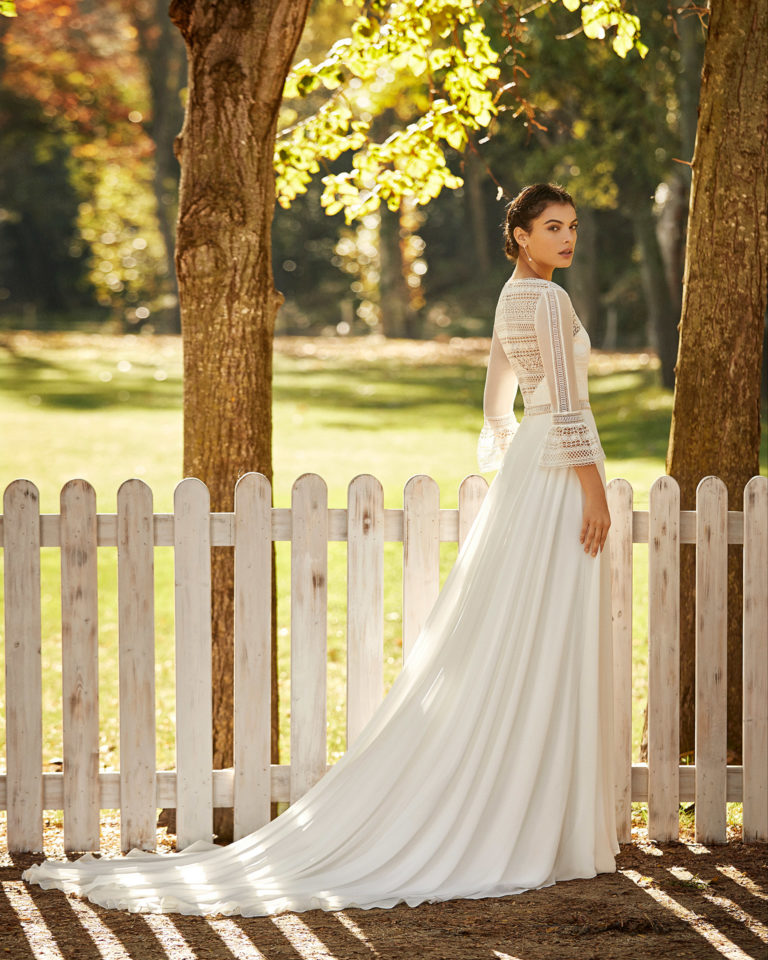 Vestido de novia estilo boho de gasa y encaje con escote deep-plunge y espalda cerrada con manga 3/4. Colección ALMA_NOVIA 2020.