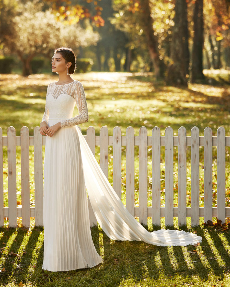 Vestido y cola de novia estilo ligero gasa y encaje con escote corazón y espalda cerrada con manga larga. Colección ALMA_NOVIA 2020.