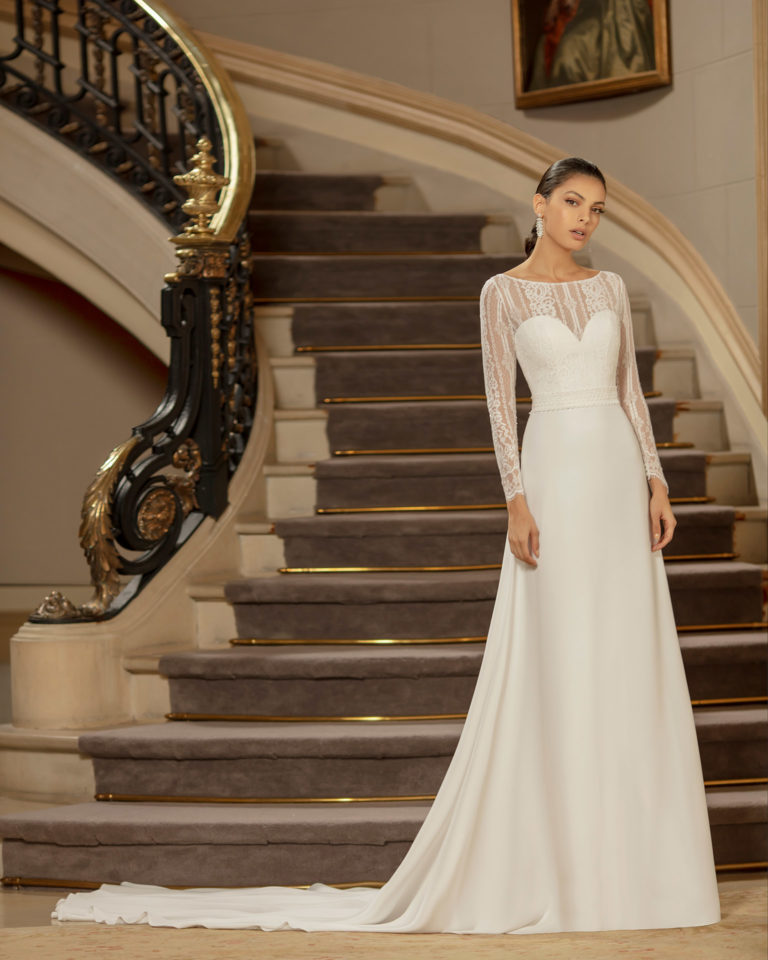 Vestido de novia elegante de crep con forro moldeador y encaje con escote corazón y espalda cerrada con manga larga. Colección ALMANOVIA 2020.