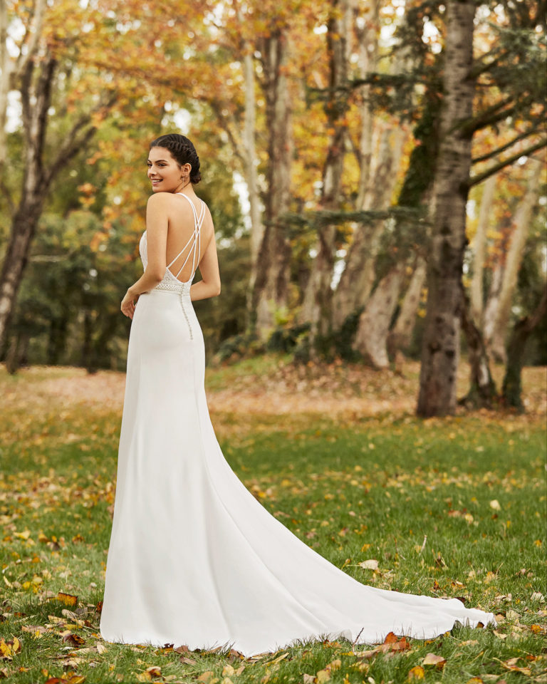 Vestido de novia estilo ligero crep y encaje pedrería con cuello halter y espalda de tirantes cruzados. Colección ALMANOVIA 2020.