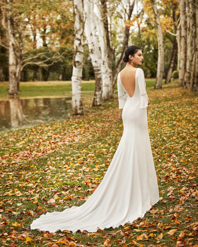 Vestido de novia ligero crepe y pedrería con espalda escotada y manga 3/4 con volante. Colección ALMANOVIA 2020.