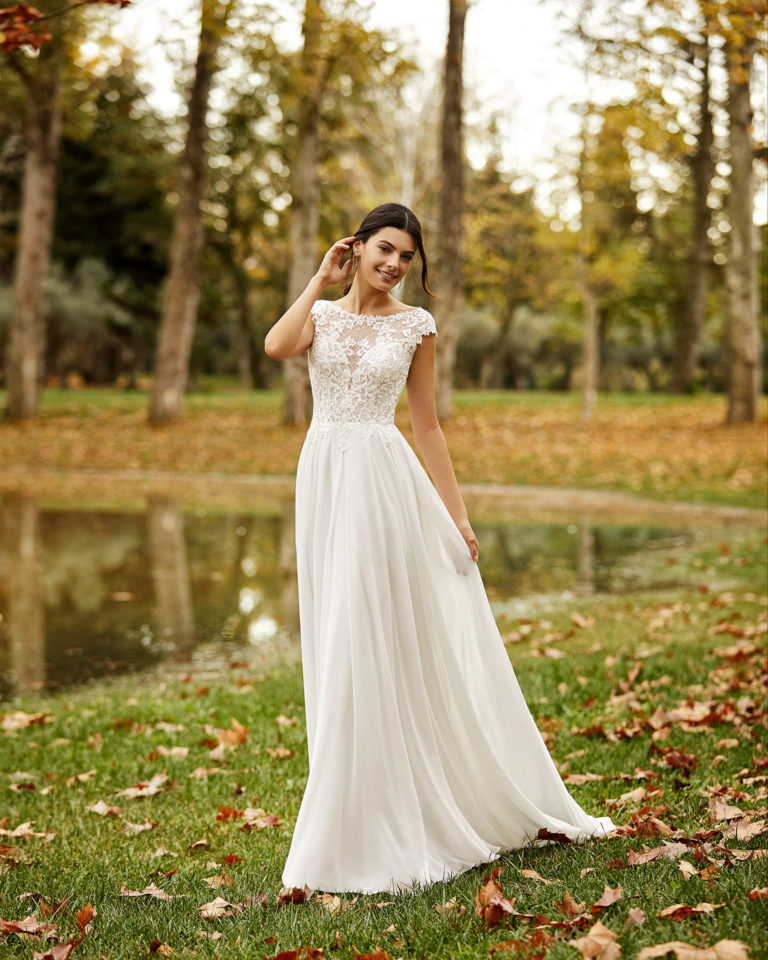 Vestido de novia estilo boho de gasa, encaje y pedrería con espalda escotada. Colección ALMANOVIA 2020.