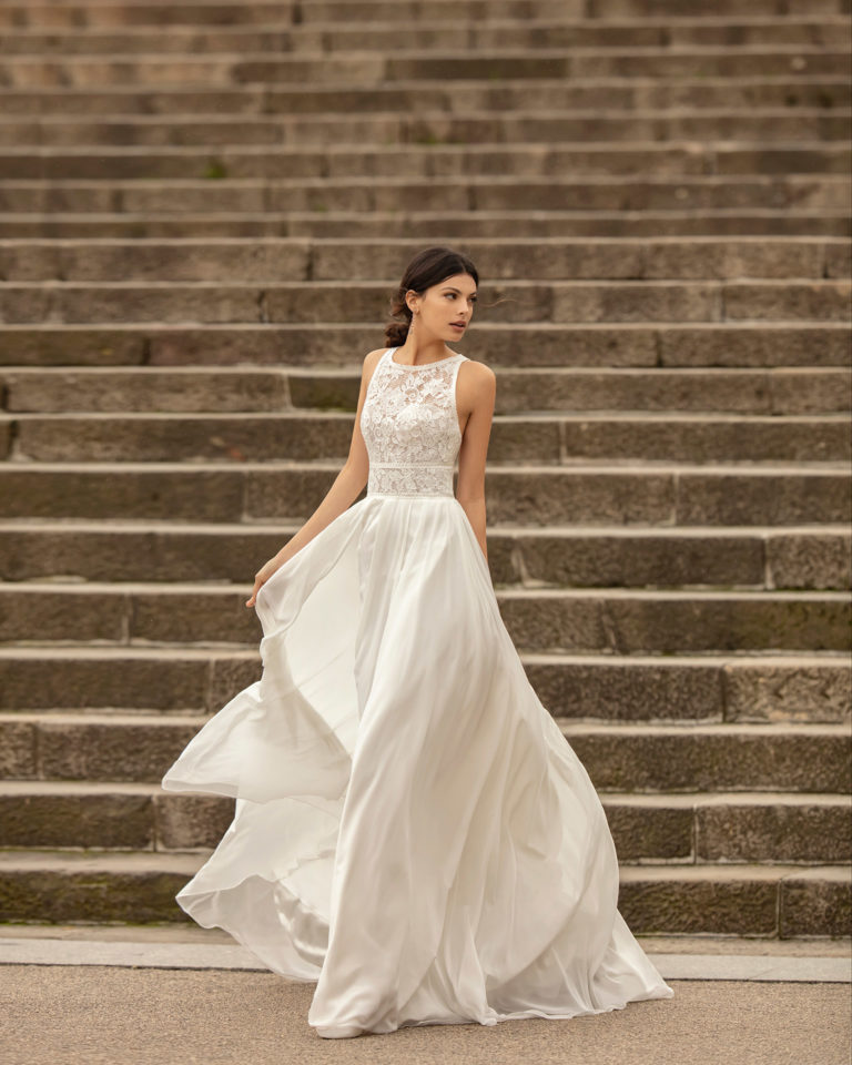 Vestido de novia ligero gasa y encaje rebrodé con espalda de tirantes cruzados. Colección ALMANOVIA 2020.