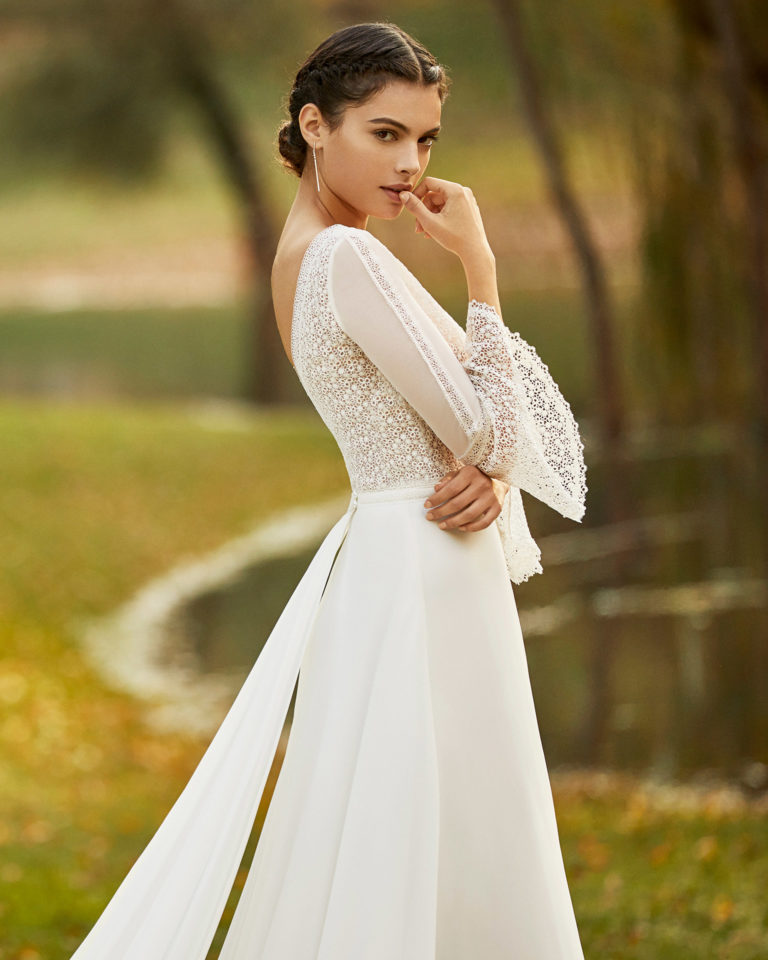 Vestido y cola de novia estilo boho de gasa y encaje, con escote deep-plunge y espalda en V con manga 3/4 con volante. Colección ALMANOVIA 2020.