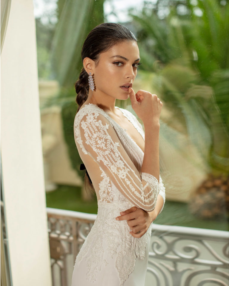 Vestido de novia ligero gasa, encaje y pedrería con escote deep-plunge y espalda con transparencias con manga 3/4. Colección ALMANOVIA 2020.