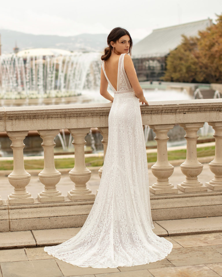 Vestido de novia estilo boho de encaje con escote deep-plunge y espalda en V. Colección ALMA_NOVIA 2020.