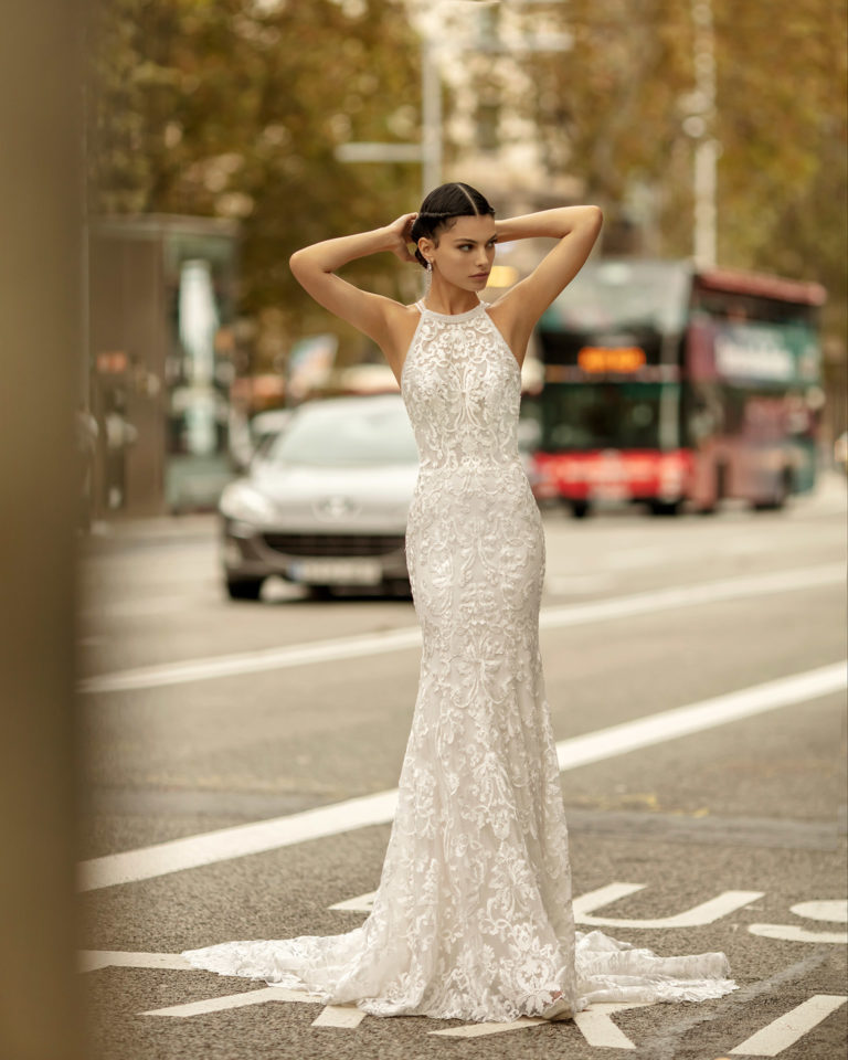 Vestido de novia corte sirena con cola trébol de encaje y pedrería, con espalda escotada de tirantes. Colección ALMANOVIA 2020.