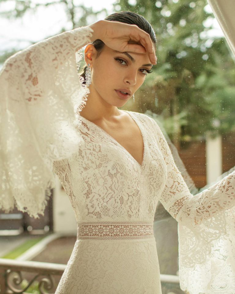 Vestido de novia estilo boho de encaje, con escote en V y espalda escotada con manga volante. Colección ALMANOVIA 2020.