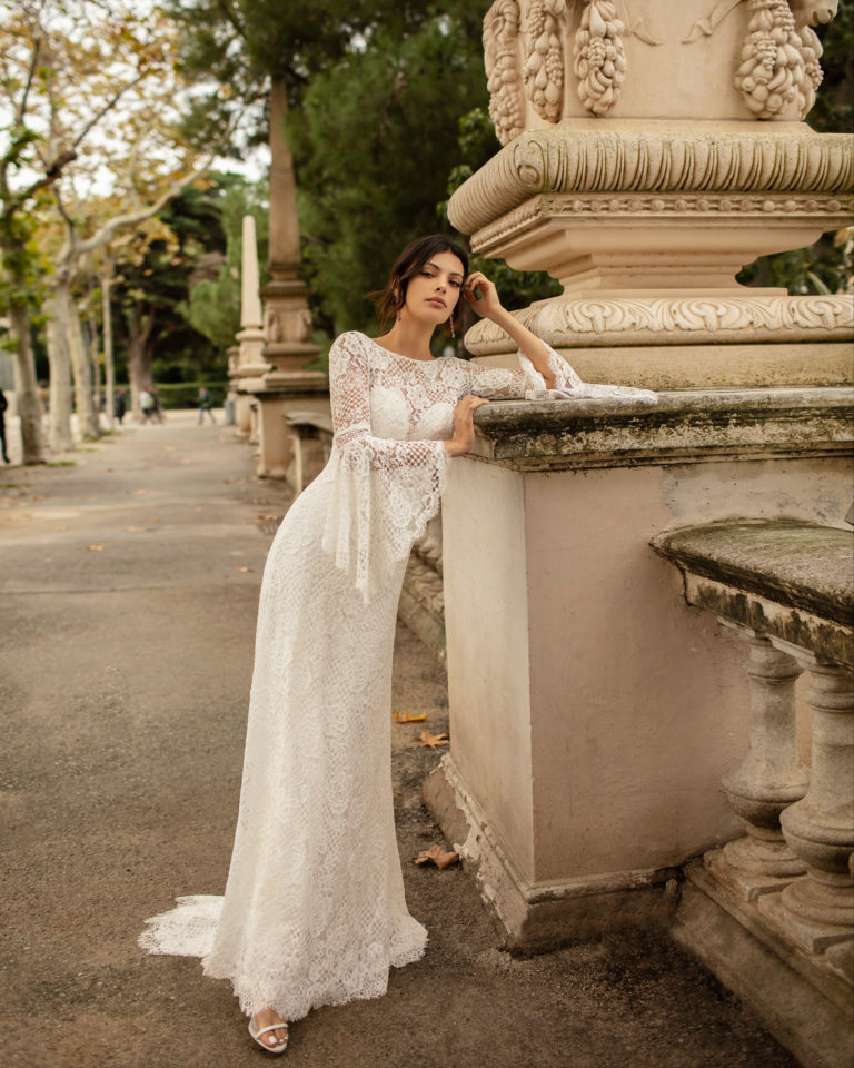 Vestido de novia estilo boho de encaje, con espalda escotada y manga volante. Colección ALMANOVIA 2020.