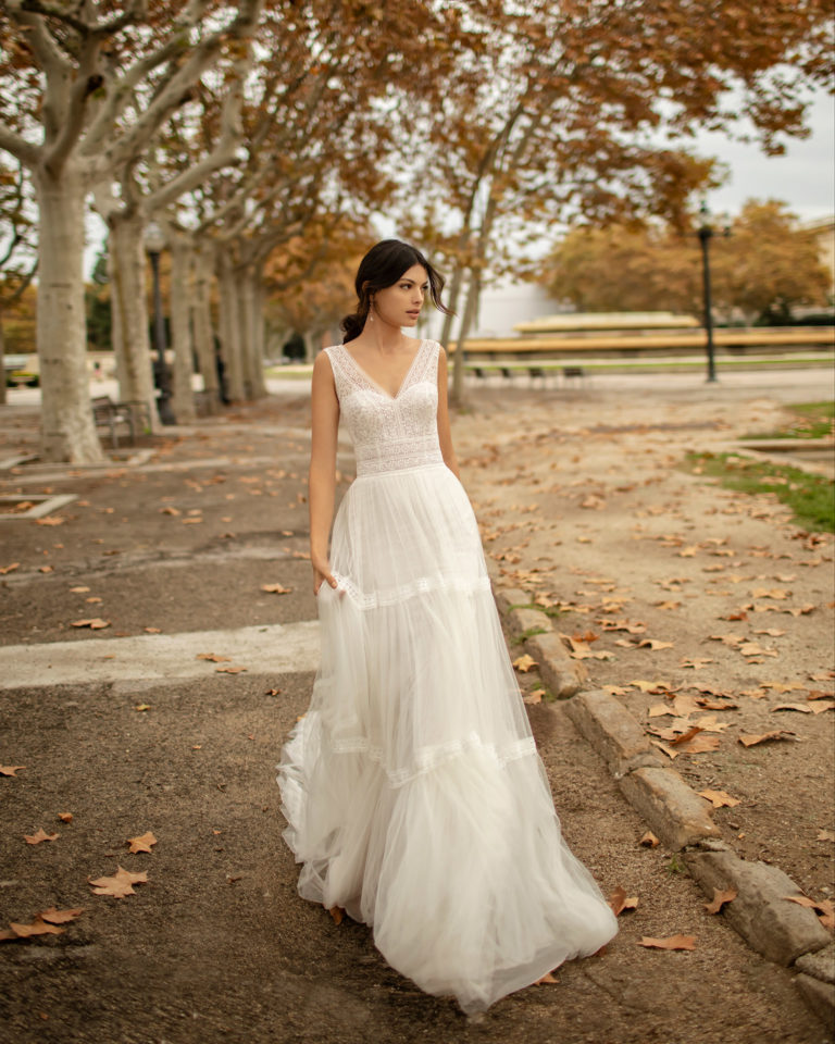 Vestido de novia estilo boho de tul suave y encaje, con escote y espalda en V. Colección ALMA_NOVIA 2020.