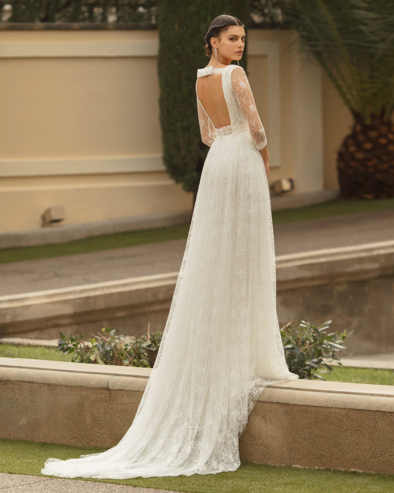 Boho-style lace and tulle wedding dress with V-neckline, low back and three-quarter sleeves. 2020 ALMA_NOVIA Collection.