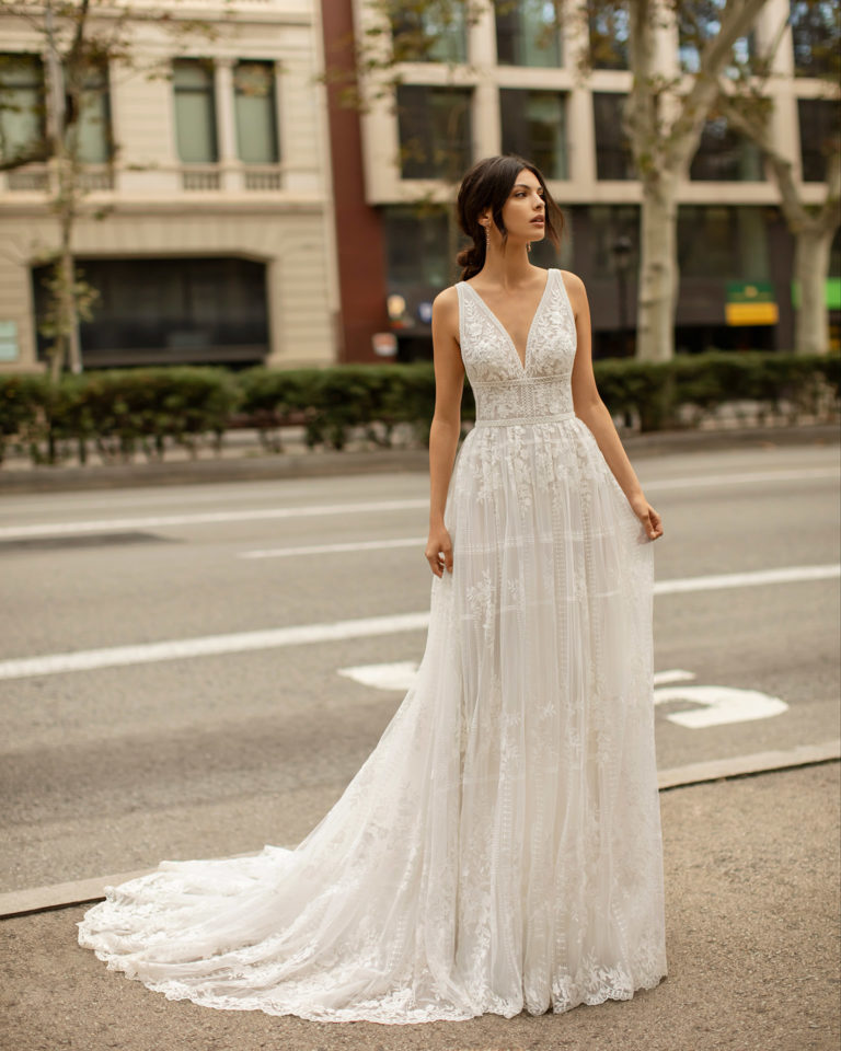 Vestido de novia estilo boho de tul, encaje y pedrería, con escote deep-plunge y espalda escotada. Colección ALMANOVIA 2020.