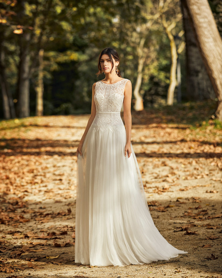 Vestido de novia ligero pliegues de tul suave y encaje con espalda escotada. Colección ALMA_NOVIA 2020.