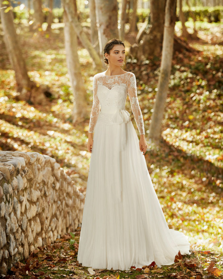Vestido de novia estilo romántico de tul suave, encaje y pedrería con escote y espalda con transparencia. Colección ALMANOVIA 2020.