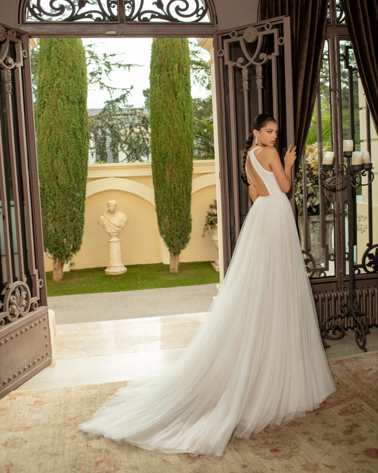 Vestido de novia estilo romántico de tul suave, encaje y pedrería con espalda escotada. Colección ALMANOVIA 2020.