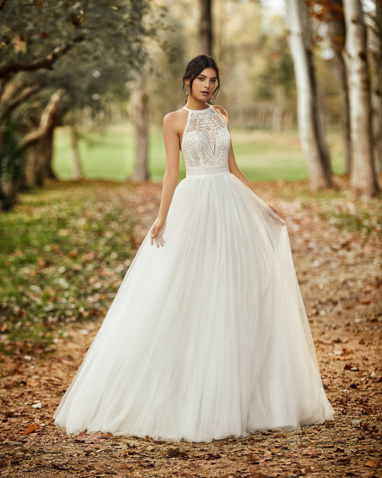Romantic tulle and lace wedding dress with low back with straps. 2020 ALMANOVIA Collection.