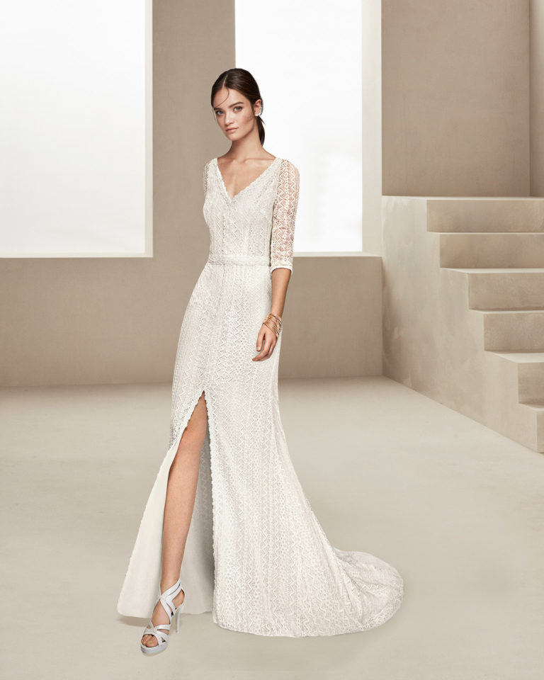 Vestido de novia estilo boho de encaje y pedrería de manga francesa con abertura delantera. Colección ALMANOVIA 2020.