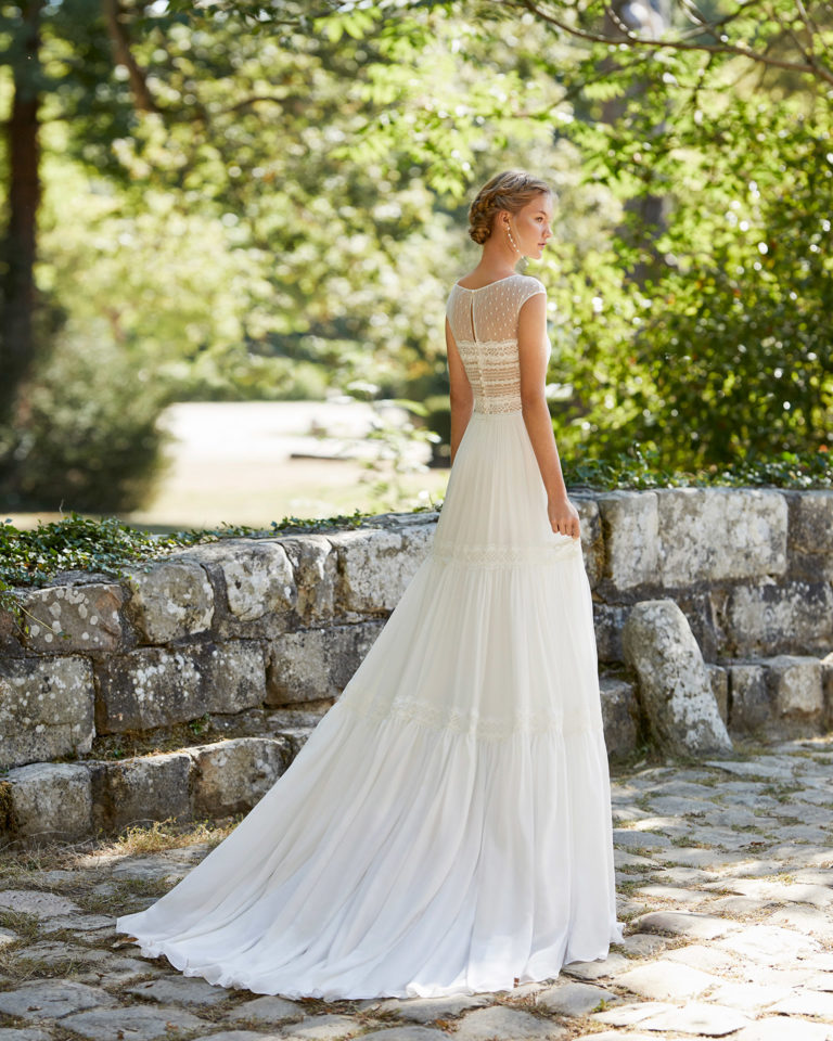 Wedding dress in chiffon. Bateau neckline in lace with yoke in dot tulle, short sleeves in dot tulle, tracing on neckline and closed back in lace and dot tulle. 2021 ALMANOVIA Collection.