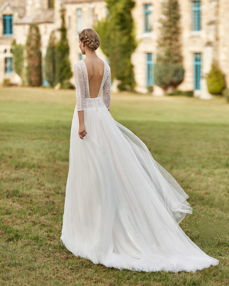Vestido de novia de tul. Escote en V de encaje, manga tres cuartos de encaje y espalda cuadrada escotada. Colección ALMANOVIA 2021.