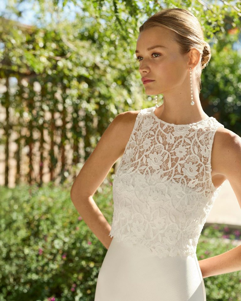 Vestido de novia de dos piezas con silueta recta. Cuerpo en raso texturado con escote palabra de honor y espalda de abotonada. Chaqueta de chantilly. ALMA_NOVIA.