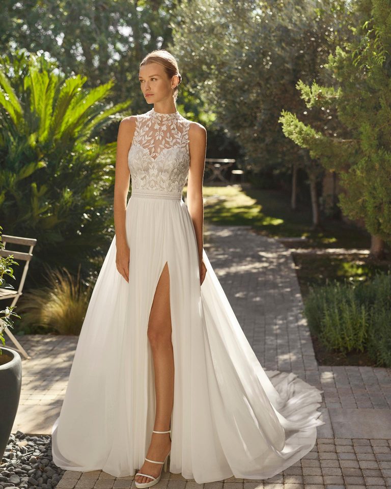 Vestido de novia de silueta recta con escote ilusión. Cuerpo de encaje con espalda abierta y falda de muss con abertura delantera. ALMA_NOVIA.