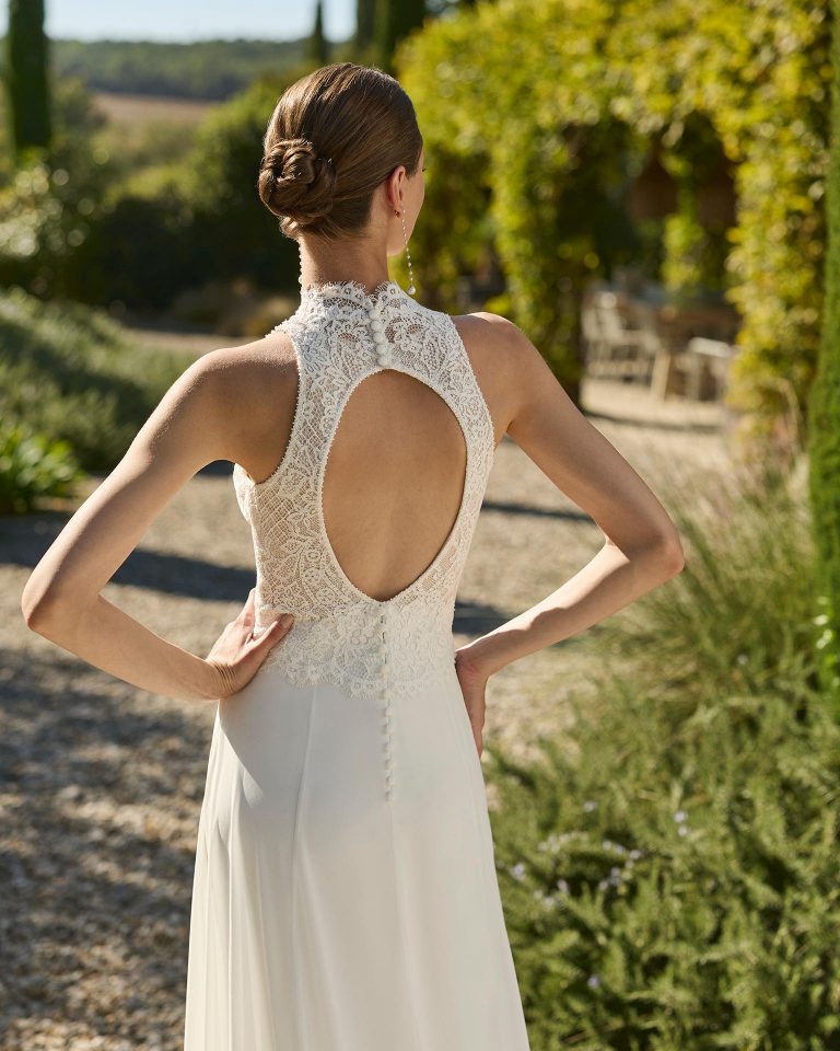 Vestido de novia de dos piezas con cuerpo de encaje y cuello halter, espalda abierta, falda línea A de georgette y capa de georgette. ALMA_NOVIA.