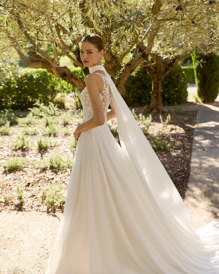 Vestido de novia de dos piezas con escote cuadrado y espalda ilusión. Cuerpo de encaje, falda línea A de georgette, manga larga poeta extraíble. Incluye choker con caídas. ALMA_NOVIA.