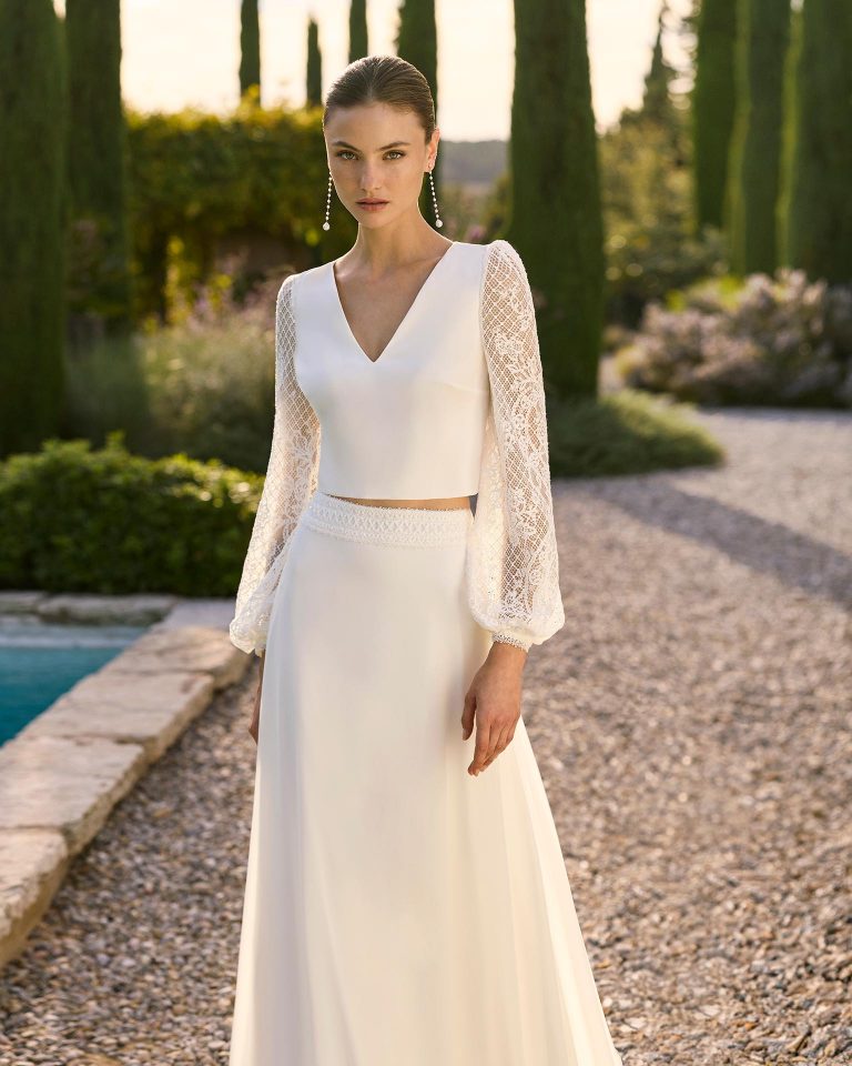 Vestido de novia de dos piezas con silueta evasé. Cuerpo en georgette con escote pico. Manga larga abullonada en encaje. ALMA_NOVIA.
