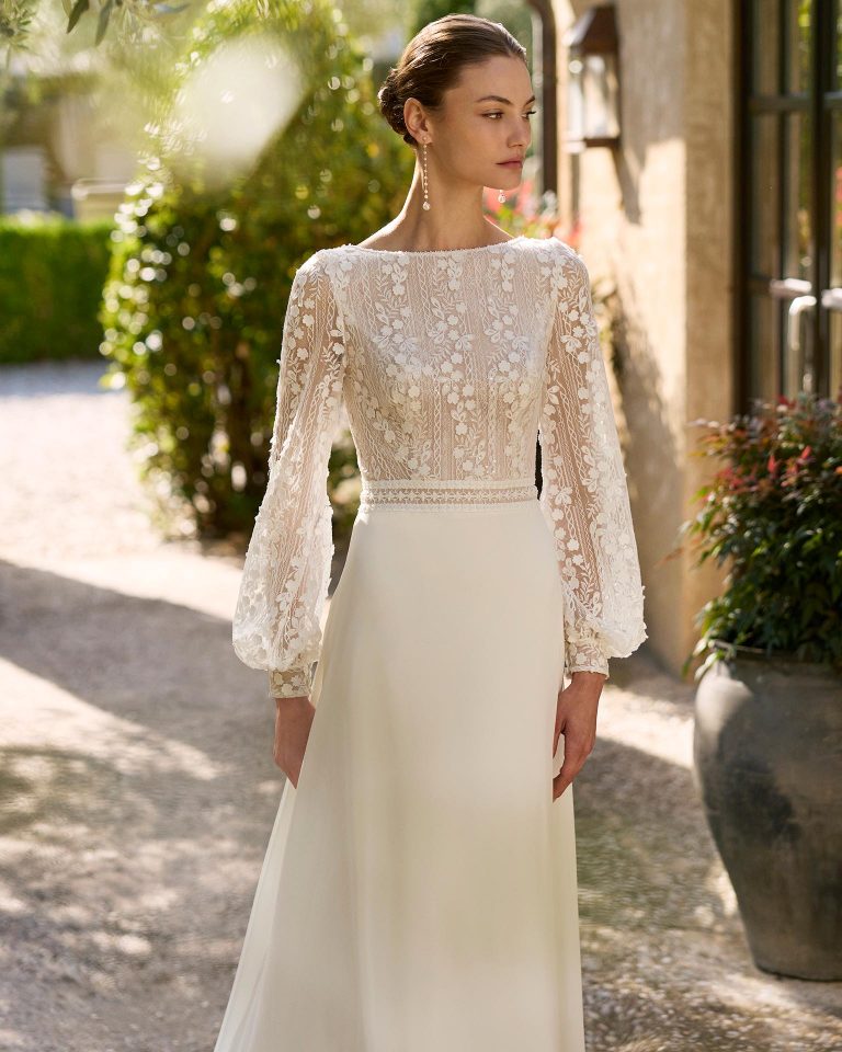 Vestido de novia de dos piezas en encaje con pedrería, escote barco, espalda en V, manga abullonada, silueta línea A, falda en georgette y cola. ALMA_NOVIA.