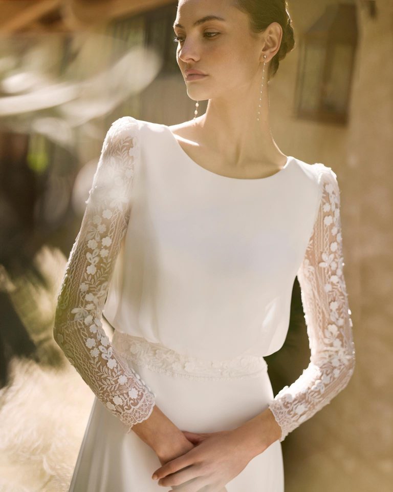 Vestido de novia de dos piezas en georgette con silueta línea A, escote redondo, espalda en V, mangas largas de encaje, acabado ablusonado y cola. ALMA_NOVIA.