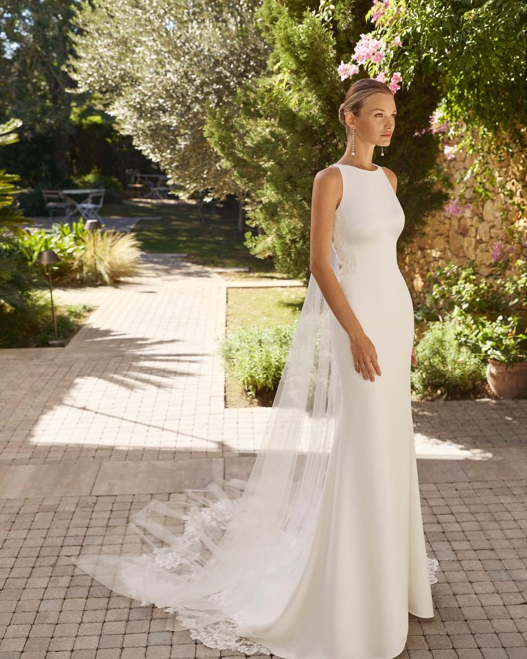Vestido de novia de dos piezas en crepé bielastic con silueta recta, escote redondo, espalda ilusión abotonada y caídas de tul. ALMA_NOVIA.